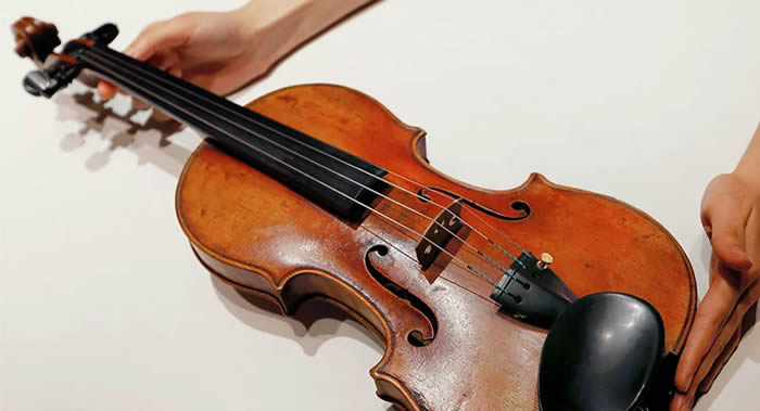 大卫·特克勒1709年制作价值25万英镑古董小提琴被遗忘在英国伦敦的轻轨车厢里