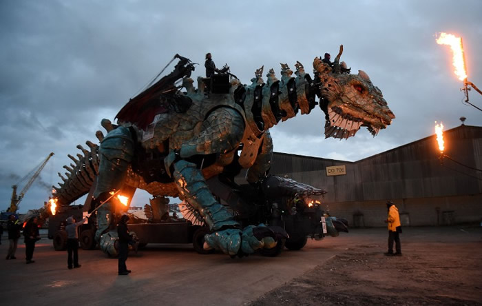 巨大机器海龙在法国北部海边城市加来现身 游客蜂涌海滩朝圣