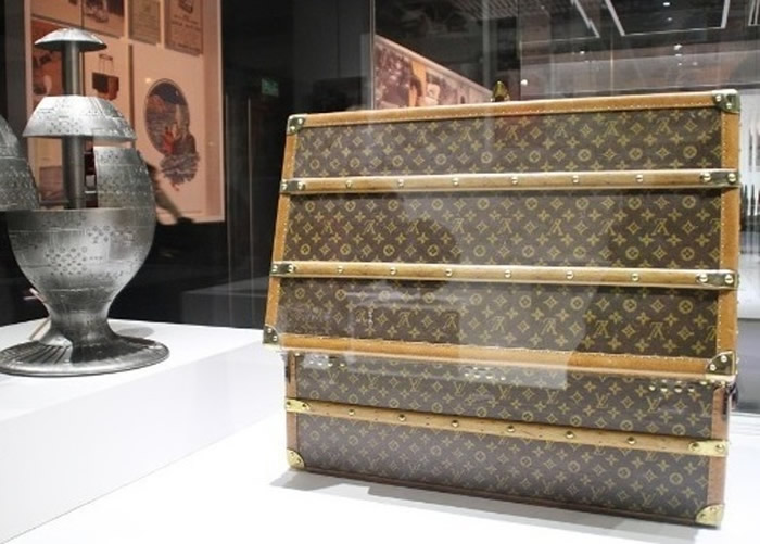 “暴殄天物”乌克兰老夫妇“不识货”将家中130年历史路易威登（Louis Vuitton）古董皮箱用来装鸡饲料