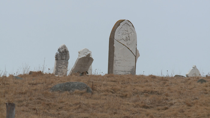 加拿大男子在纽芬兰公墓挖埋葬超过100多年的尸体 现场把骨头熬汤爽喝狂啃