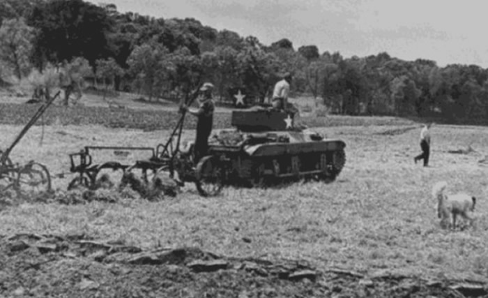 美军M4雪曼坦克在二战后10元卖给农民犁田