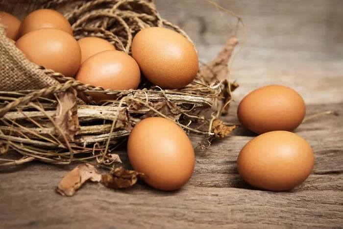 印度男子为了2000卢比猛吞42颗鸡蛋撑死 死因是“暴饮暴食”