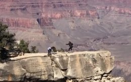 美国少女在亚利桑那州大峡谷国家公园替母亲拍照留念 失足差点跌落1600米深大峡谷