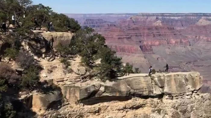 美国少女在亚利桑那州大峡谷国家公园替母亲拍照留念 失足差点跌落1600米深大峡谷