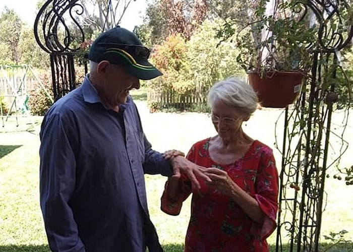澳洲布里斯班老翁丢失婚戒抱憾40多年 全靠寻宝专家后院挖出