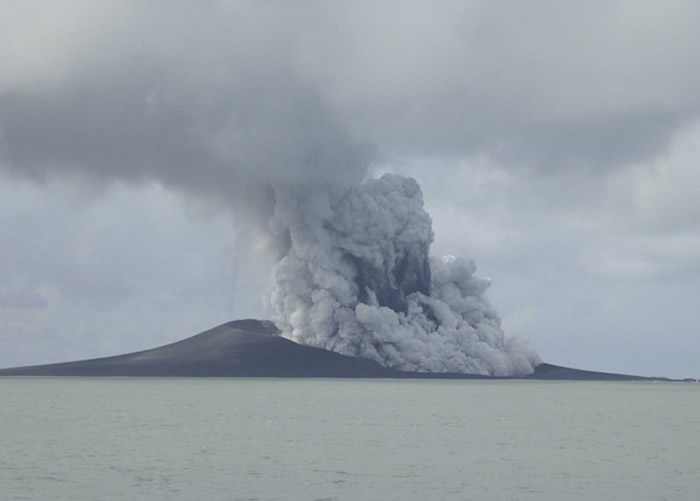 南太平洋岛国东加王国海底火山喷发 旁边长出一座全新岛屿