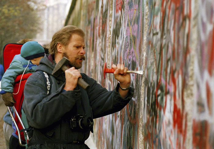 1989年11月9日分隔东西德国的冷战产物“柏林围墙”被推倒 柏林围墙倒塌什么含义？