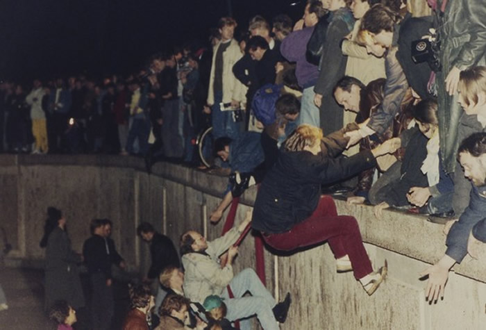 1989年11月9日分隔东西德国的冷战产物“柏林围墙”被推倒 柏林围墙倒塌什么含义？