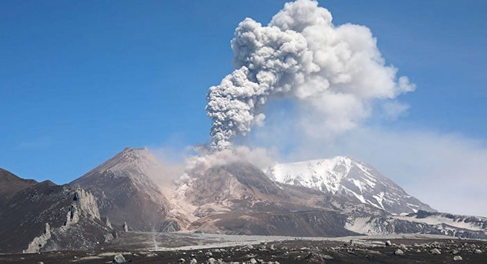 俄罗斯勘察加半岛的希韦卢奇火山喷发出海拔9000米高火山灰柱