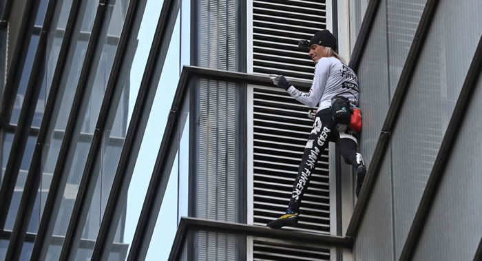 法国“蜘蛛侠”阿兰·罗伯特爬上巴黎郊外拉德芳斯中央商业区内的“Tour Ariane”大厦