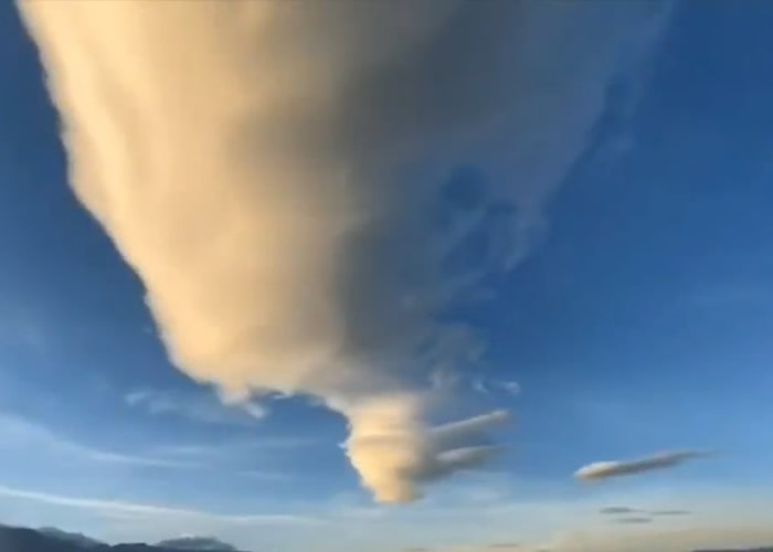 云南大理市天空惊现巨型“飞碟云” 气象学上叫“荚状高积云”