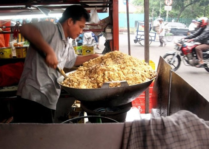 印尼炒饭在当地随处可见。