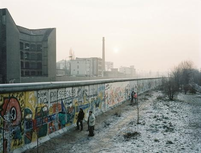 柏林围墙延伸将近43公里，跨越整个城市，并布下地雷、犬只还有带刺铁丝网，以阻止东德人逃离的念头。 然而，还是有超过5000人成功抵达西欧。 PHOTOGRAPH