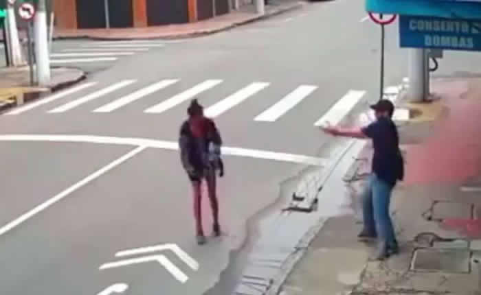 巴西里约流浪街头女子向路人讨1块钱买饭 谁知对方二话不说掏出手枪将她击毙