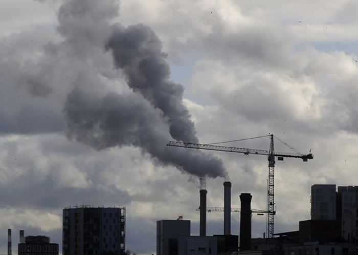 工厂排放废气导致全球气候变化日渐严重。