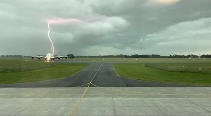 阿联酋航空A380客机停在新西兰基督城国际机场跑道上时被闪电击中