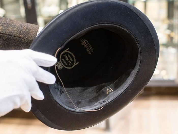 德国赫尔曼历史拍卖行对纳粹精英分子历史物件进行拍卖：希特勒高顶礼帽起拍价为5万欧元