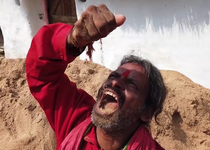 印度安得拉邦男子Nukala Koteshwara Rao20年来每天都会进食1公斤泥沙