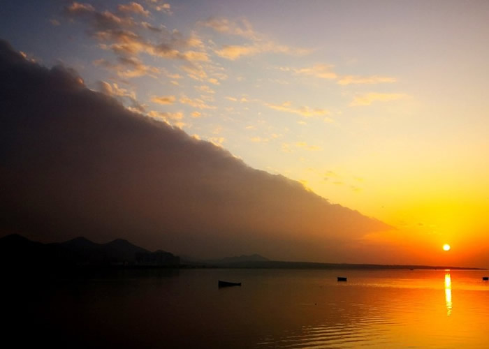 安徽省巢湖市傍晚天空出现“阴阳天”奇观