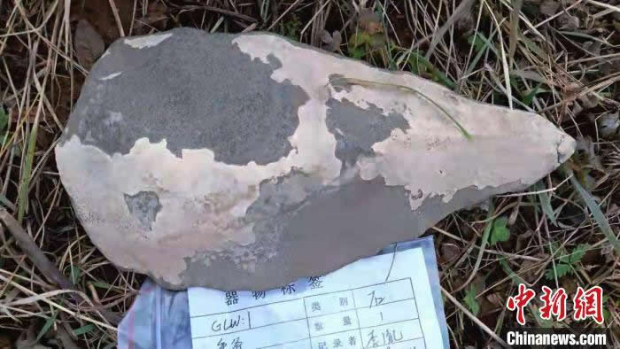 四川省甘孜州炉霍县斯木镇俄米村发现疑似距今10余万年的打制石器——手斧