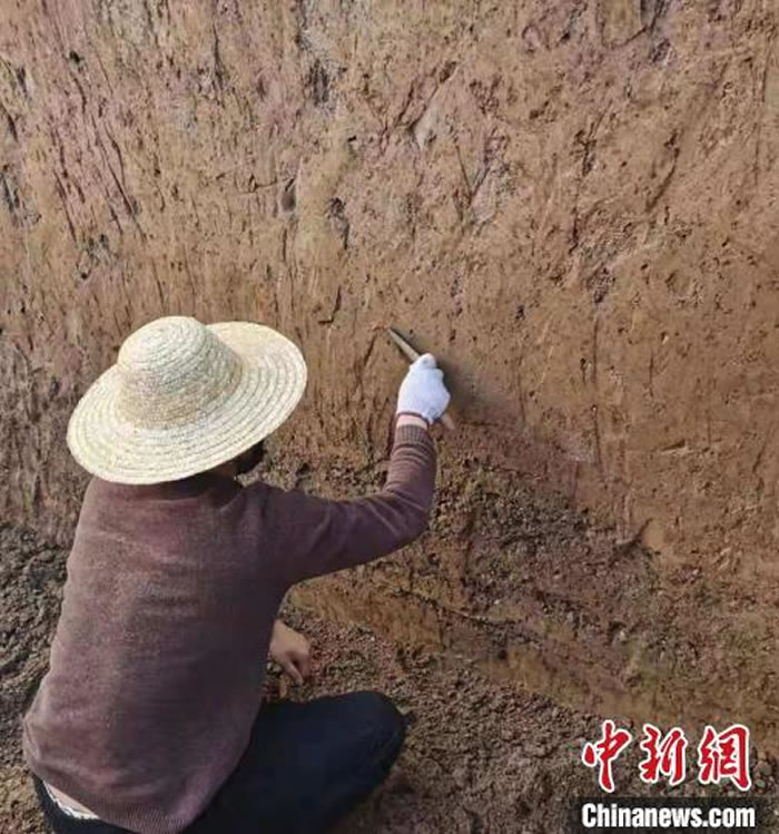 四川省甘孜州炉霍县斯木镇俄米村发现疑似距今10余万年的打制石器——手斧