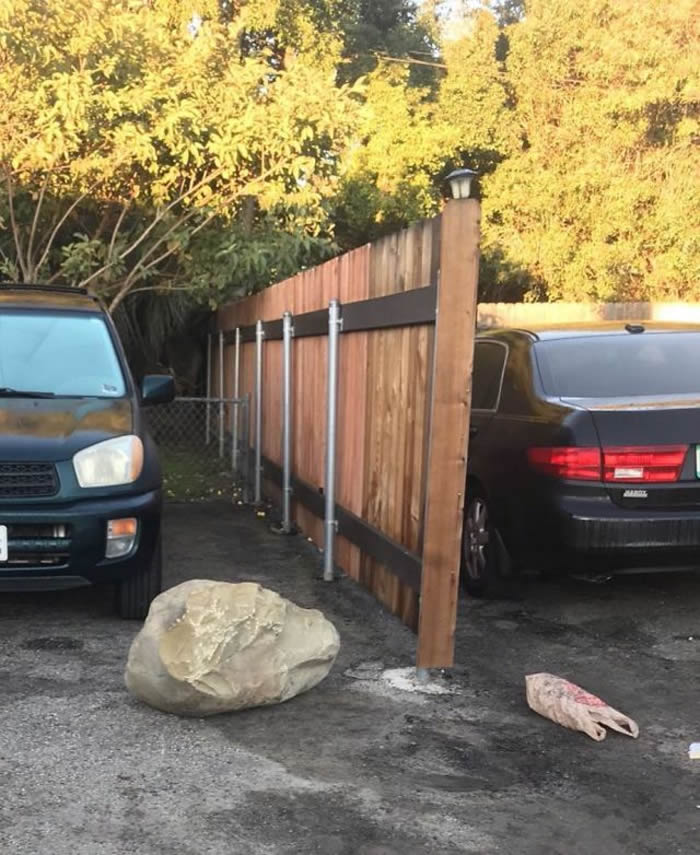 美国加州女地质学家车库前被隔壁邻居放大石头 用会发出超大噪音的电动碎石机回击