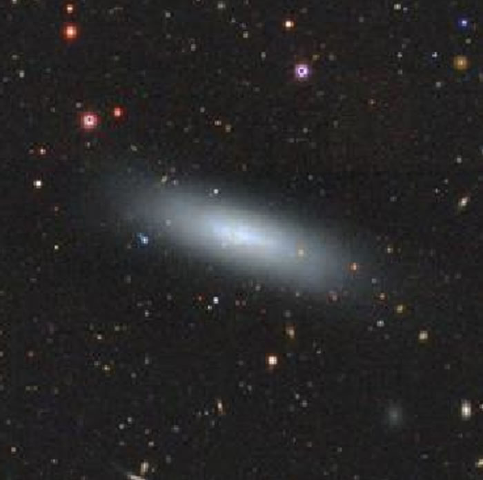 新发现的奇特矮星系之一—— UGC7920。 图片来源：DECaLS-DR8
