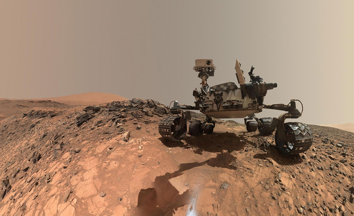 NASA的好奇号于2015年暂时停留在夏普山的较低区域，拍摄自拍照。 自2012年以来，它就一直在探索火星的这个区域，收集大气数据等科学数据。 PHOTOGRA