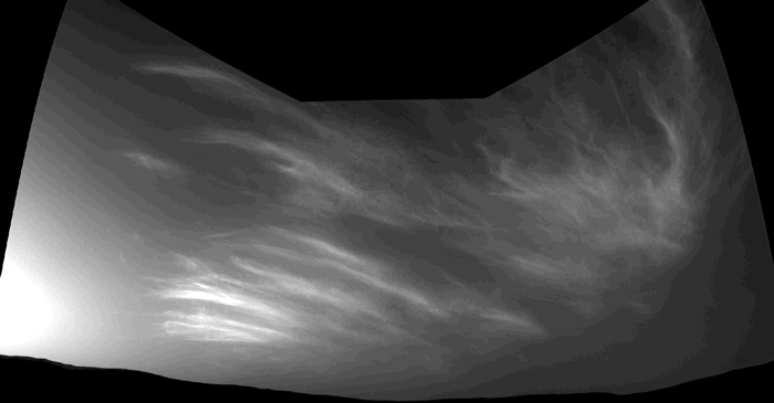 好奇号（Curiosity）探测车于2019年5月17日利用导航相机拍摄了这些漂动的云层，这些云型很可能是距离火星表面上方约30公里的水冰云。 GIF COUR