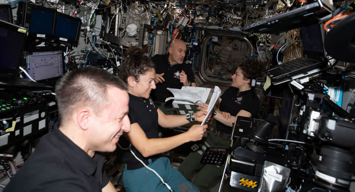NASA将派遣宇航员搭乘搭载游客的载人飞船赴国际空间站执行短期飞行任务