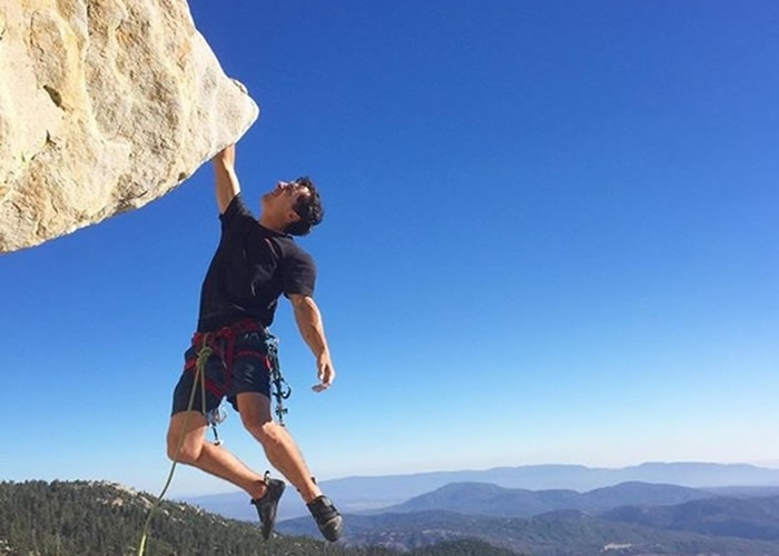 美国攀岩纪录保持者Brad Gobright失手 无打绳结直堕300米死亡