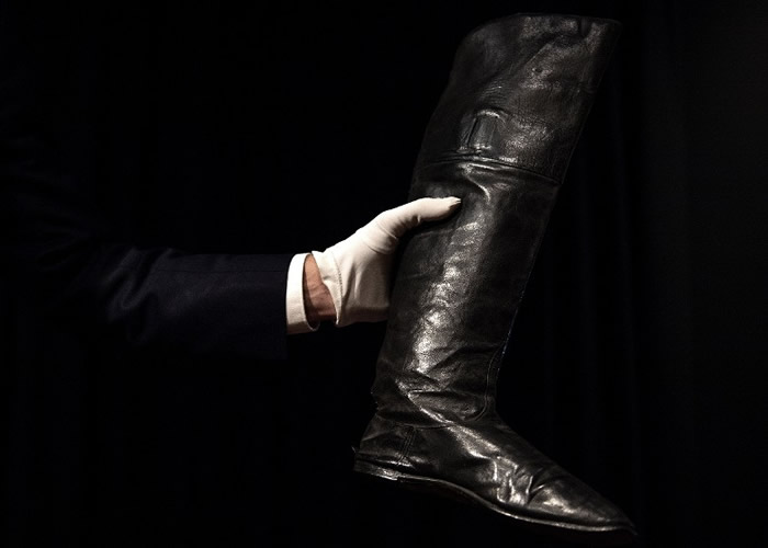 法国已故皇帝拿破仑一世流放期间穿过的黑色皮靴以12.8万美元成交