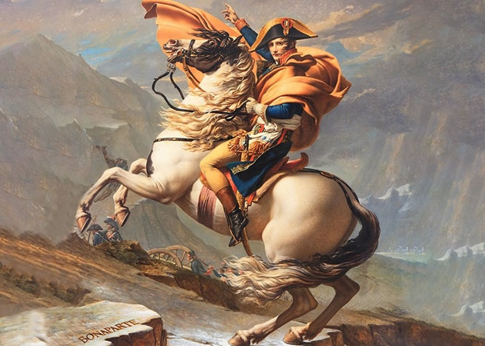 拿破仑头戴帽子，身穿礼服，配以靴子形象流传后世。