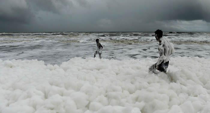 印度金奈市最著名的海滩连续第四天被白色毒泡沫铺满