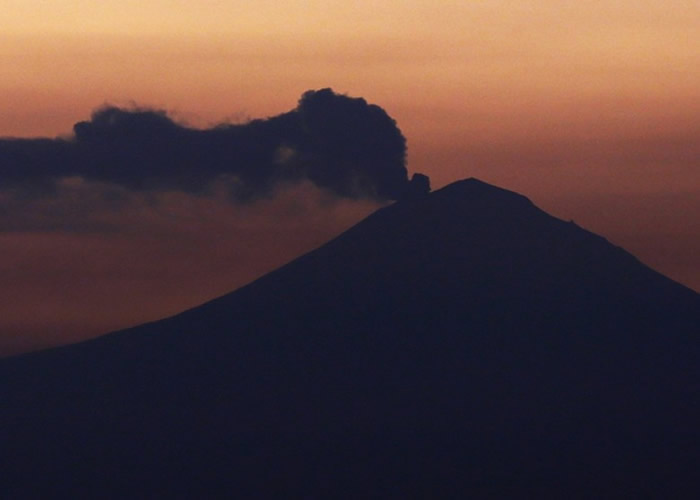 荷兰皇家航空（KLM）航班遇墨西哥波波卡特佩特喷出的火山云 原机折返乘客白坐11小时