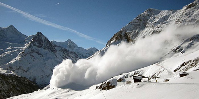 乔治亚滑雪运动员到高加索山脉滑雪时遭遇恐怖雪崩