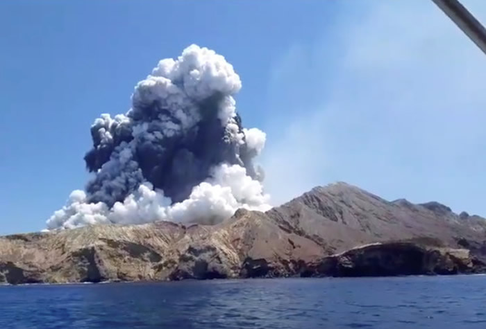 新西兰怀特岛火山爆发 5人确认罹难20多人失联