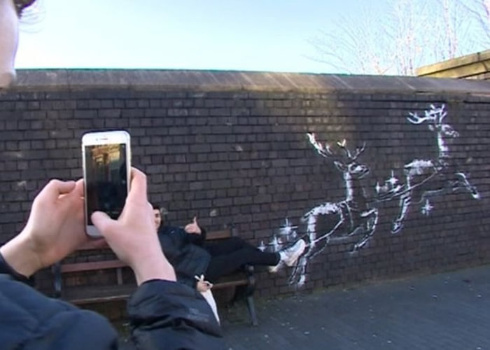 英国神秘涂鸦大师Banksy圣诞新作 驯鹿带露宿者飞天