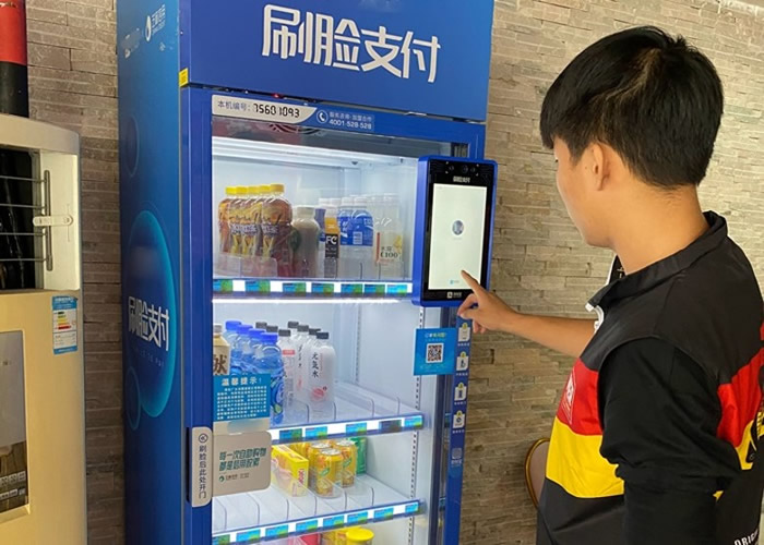 市民可行用人脸支付在自动售货机上购物。