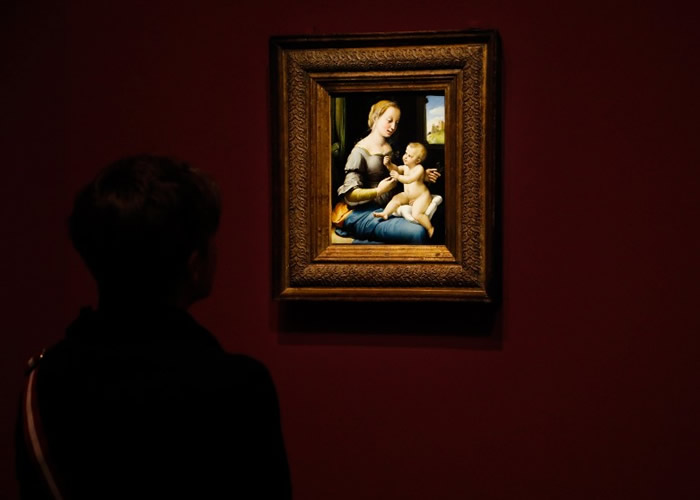 展品之一《粉红色的圣母》是首次于英国以外展出。
