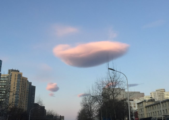 北京天空现粉色“UFO”云 北京气象局：荚状云