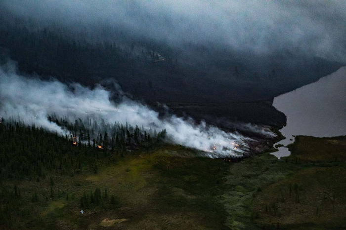 野火在西伯利亚冻原和针叶林交接区附近燃烧。 这种野火预期在永冻层消融并变干之后，会愈来愈常见。 PHOTOGRAPH BY JEFFREY