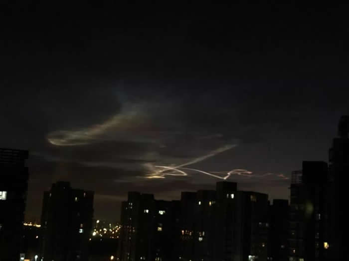 北京清晨天空出现“神秘光线” 气象部门：飞行器尾流