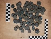工人在波兰克拉科夫市一栋建筑地下室中发现1万枚古钱币