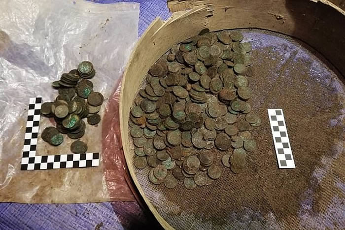 工人在波兰克拉科夫市一栋建筑地下室中发现1万枚古钱币