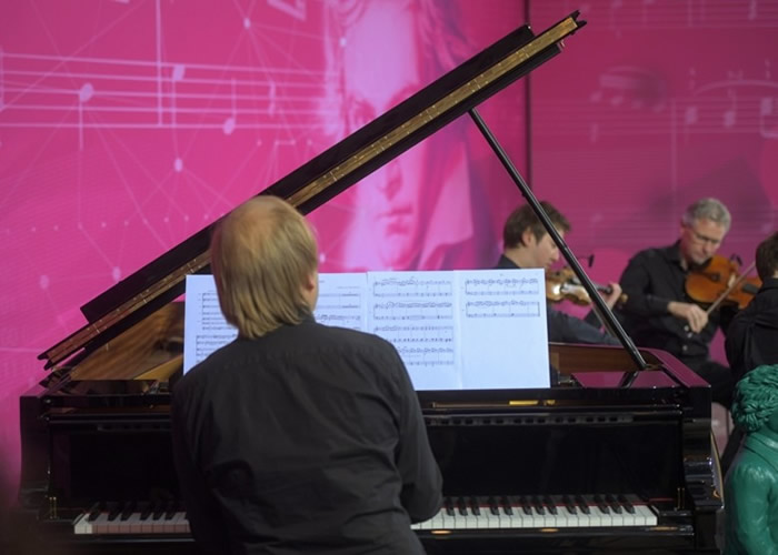 音乐家演奏AI推演的部分交响曲内容。