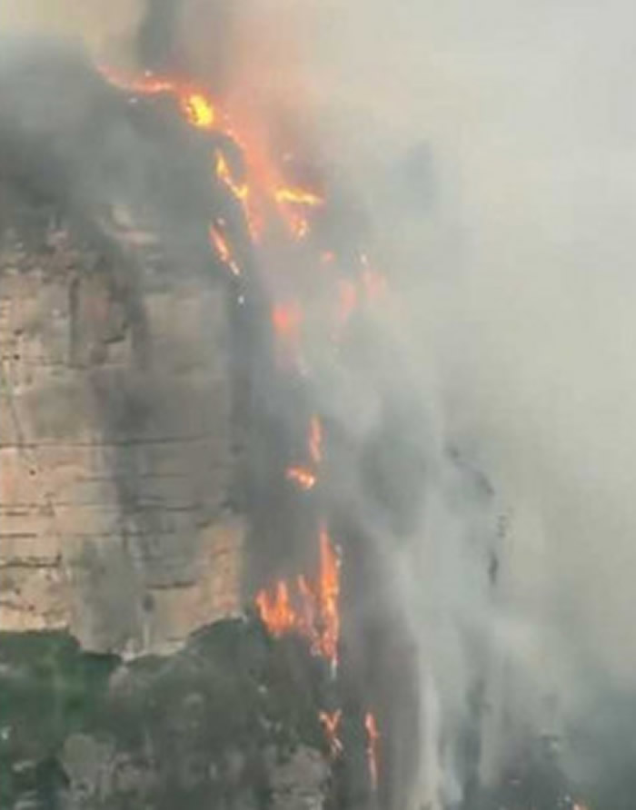 澳大利亚悉尼近郊的世界遗产“蓝山国家公园”惊现火烧悬崖的“火瀑布”