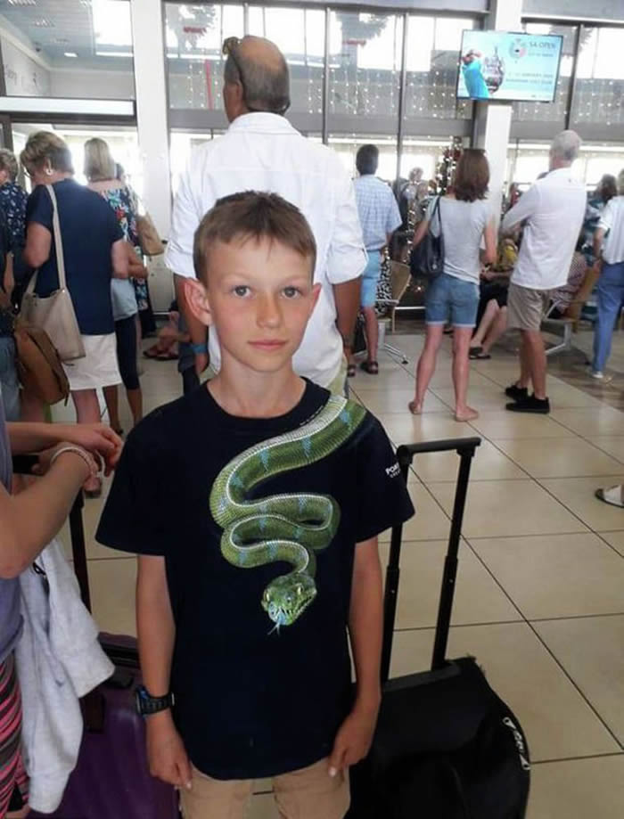 一名儿童因穿印有蛇图案的T恤衫被南非约翰内斯堡机场拒绝登机