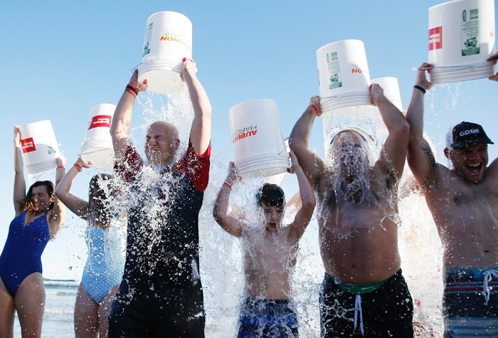 上千名民众齐聚美国麻省海滩跳海 纪念冰桶挑战发起人弗拉泰斯（Pete Frates）