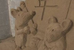 日本鸟取县著名风景区鸟取砂丘附近美术馆展示老鼠沙雕迎鼠年来临